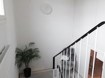 Valoisa portaikko yäkertaan jossa sijaitsee...