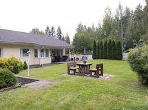 Viihtyisää pihapiiriä (vehreään aikaan)