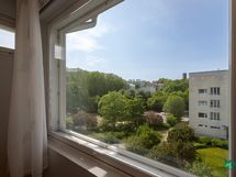 Makuuhuoneen ikkunanäkymää