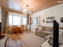 Olohuoneen yhteydessä on myös käynti parvekkeelle