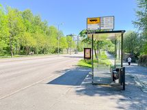 Hyvät bussiyhteydet viereisiltä kaduilta.
