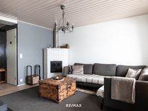 Olohuone ja varaava takka