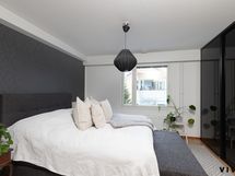 Makuuhuone, jossa koko seinän leveydeltä kaappitilaa.