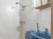 Asunnon 2 kylpyhuone