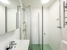 Kylpyhuone on tilava ja saneerattu putkiremontin yhteydessä. Pesukone mahtuu.