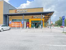 K-Market Pikkupekkaan vain kävelymatka. Edestä kulkevat bussit ja Pikaratikka.
