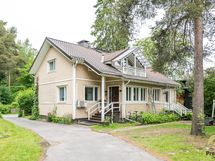 Julkisivu pihalta