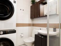 Kylpyhuoneen yhteydessä on asunnon toinen wc-istuin