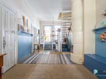 juhlatilan sisäänkäynti ja portaat alakertaan