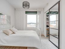 Ihana makuuhuone ja käytännöllinen vaatehuone