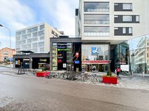 Kauppakeskus Lauttis  asunnolta 650m päässä, jossa myös metroasema. (10min)