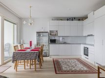 Tilaan mahtuu tarvittaessa isompikin ruokailuryhmä.