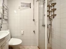 Kylpyhuone on siistikuntoinen ja varustettu lattialämmityksellä.