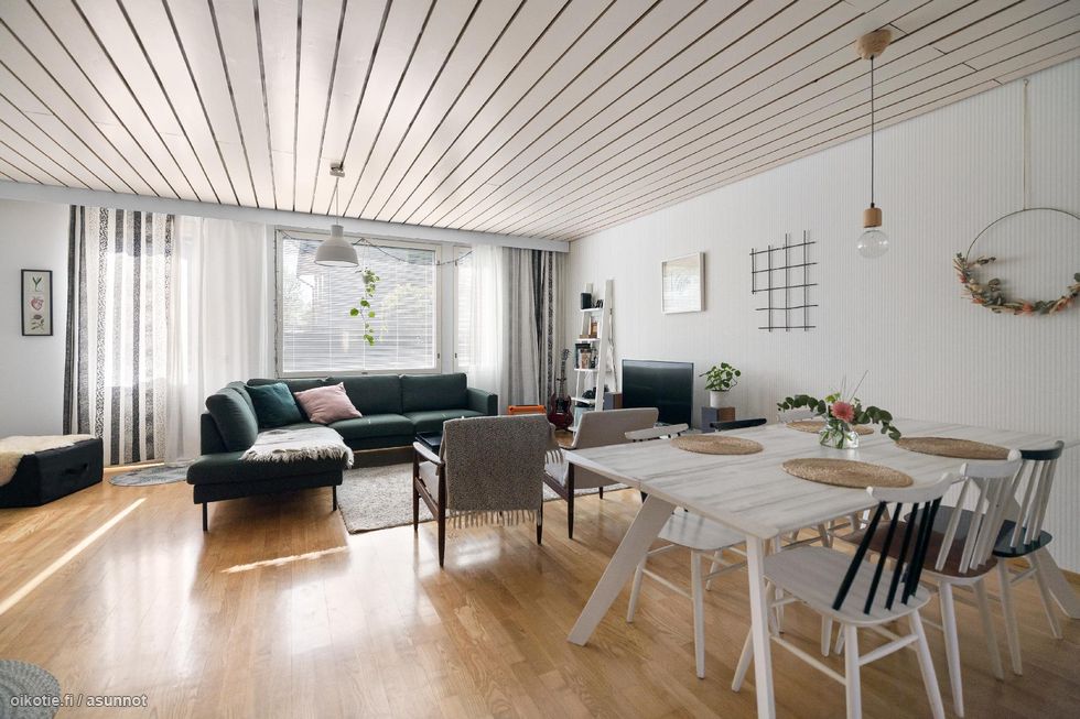 Keittiö ja olohuone ovat yhtenäistä avointa tilaa