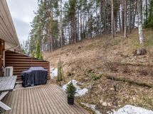 Terassilta aukeaa metsäinen maisema