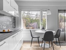 Tilava keittiö ja ruokailtuila