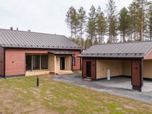Aurinkoisella pihaympäristöllä