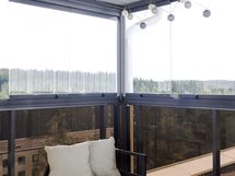 hieno lasitettu terassiparveke huikeilla näkymillä