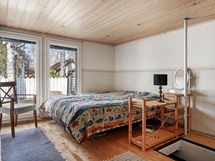 Vierashuone josta käynti entisen uima-altaan alle