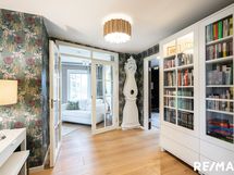 Kirjastoaula yläkerrassa makuuhuoneiden suuntaan