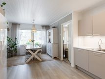 Näkymä eteisen suunnasta keittiöön ja edelleen ruokailutilaan