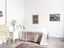 Tilava alkovi erotettu liukuovella.