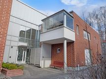 Sisäänkäynti taloon ja rappuun