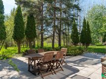 Aurinkoinen länsipiha