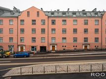 Vuonna 1911 rakennetun jugendtalon jyhkeää katujulkisivua. Tieremontti valmistui loppuvuodesta 2025.