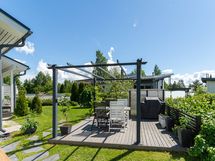 Piha-alueella on myös pergola