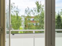 Olohuoneesta on kulku lasitetulle parvekkeelle.