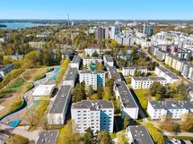 Asukaspuisto ja päiväkoti vieressä.