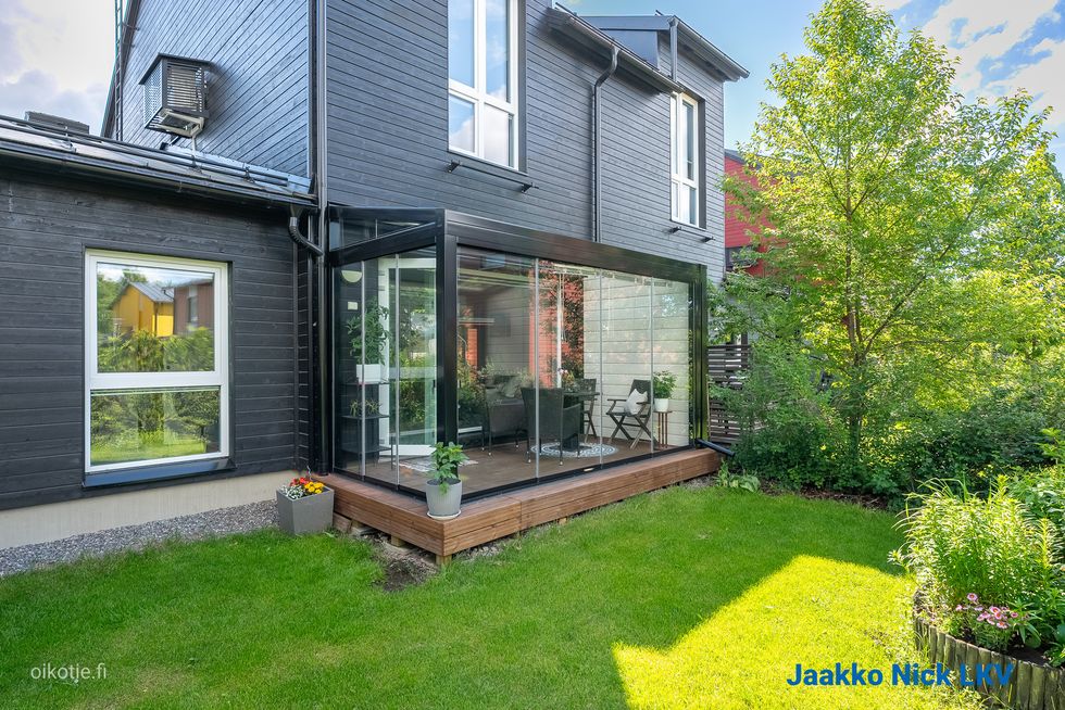 Pientaloasumista parhaimmillaan: vehreä piha ja lasitettu terassi