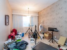 Molempien makuuhuoneiden suuret ikkunat tuovat runsaasti luonnonvaloa.