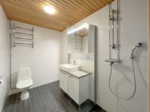 Kylpyhuone on tyylikäs ja tilava. Pesutorni mahtuu myös. Yhtiössä on myös pesutupa.