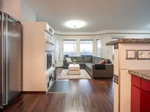 Olohuone kuvattuna ruokailutilalta päin