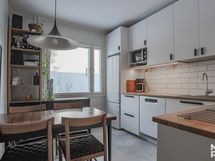 Keittiöön mahtuu mukavasti ruokalilupöytä