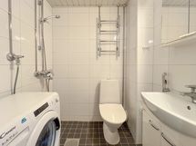 Vuonna 2018 täysin uusittu kylpyhuone on hyvässä kunnossa ja siellä on valmiina pyykinpesukone.
