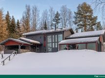 Saimaalta katsottuna vasemmalla grillikatos  ja oikealla lasitettu terassi