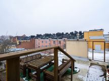Saunan yhteydessä katolla sijaitseva aurinkoterassi