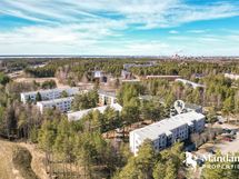 Ilmakuva jossa oikealla yläkulmassa Kaukovainion ostoskeskus sekä koulu -ja kirjasto.