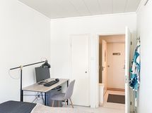 Makuuhuoneessa on myös vaatekaappi.