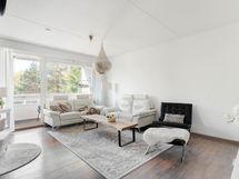 Lasitetulla parvekkeella on mukava viettää aikaa.