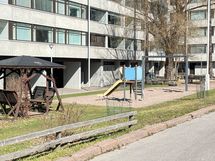 Pihalla on lasten leikkitelineitä.