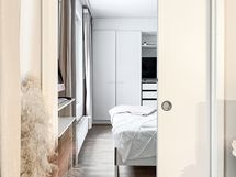 Makuuhuonetta erottaa kätevä liukuovi mikä menee seinän sisään.