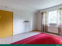 Yläkerran isompi makuuhuone