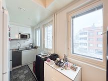 Ikkunat on rauhallisen sisäpihan puolelle ja ilmansuunta on itään.