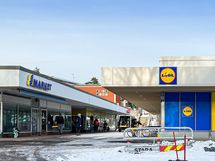 Pihlajamäen ostarin kaupat noin 1km päässä.