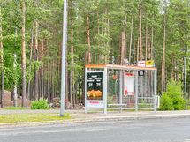 Bussipysäkille on lyhyt kävelymatka.