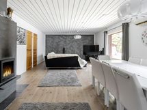 Olohuoneessa varaava takka